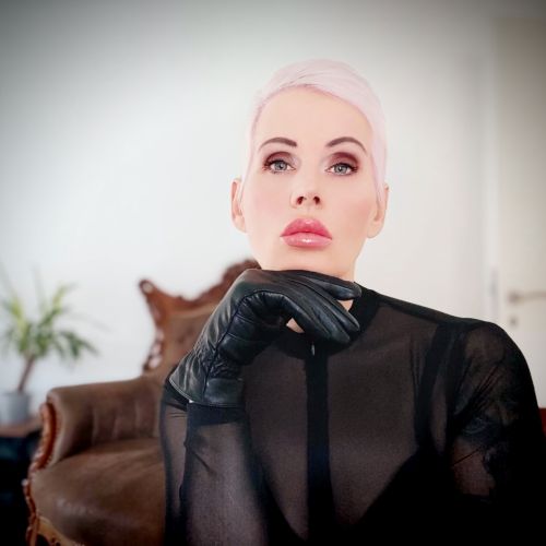 Galeriebild 2 von Mistress Helen Bates